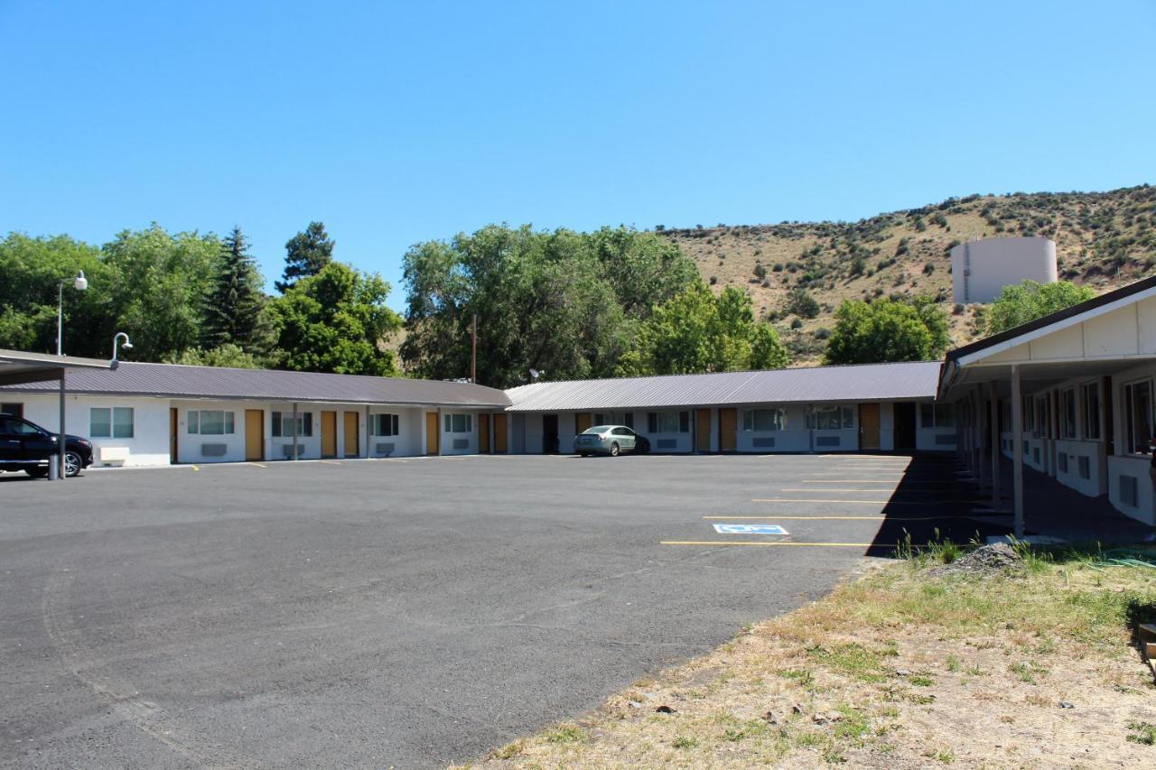 Oregon Trail And Hotel Lakeview